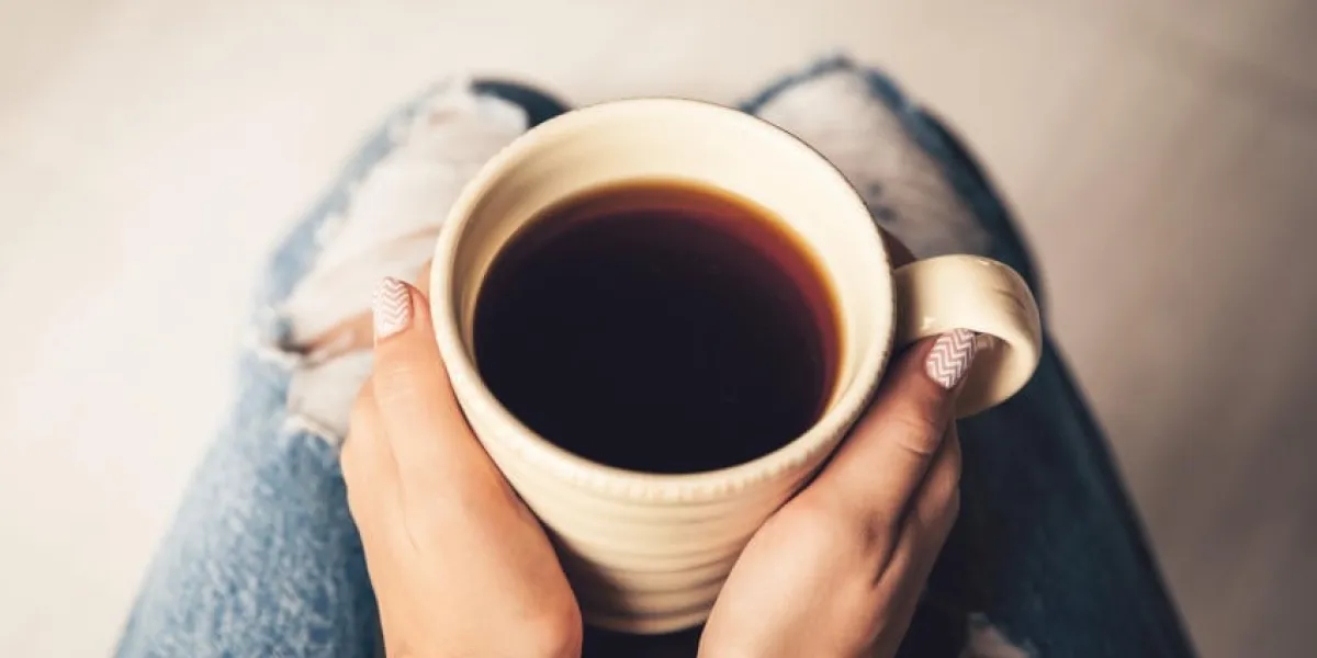 jeune femme, porter en jeans, tasse de café