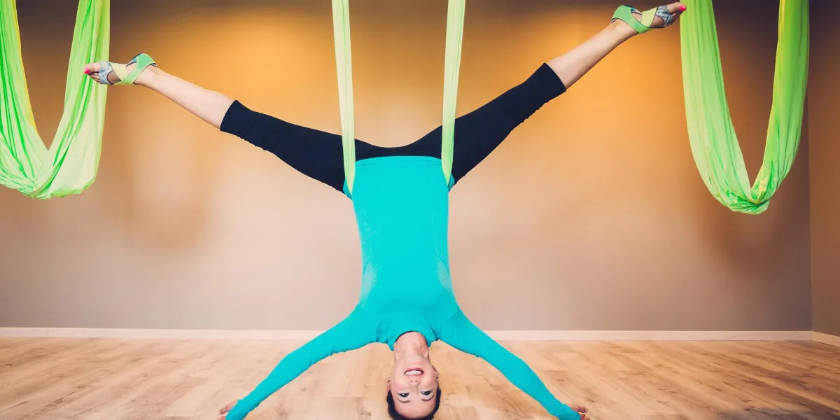 jeune femme effectuant un exercice de yoga antigravitation