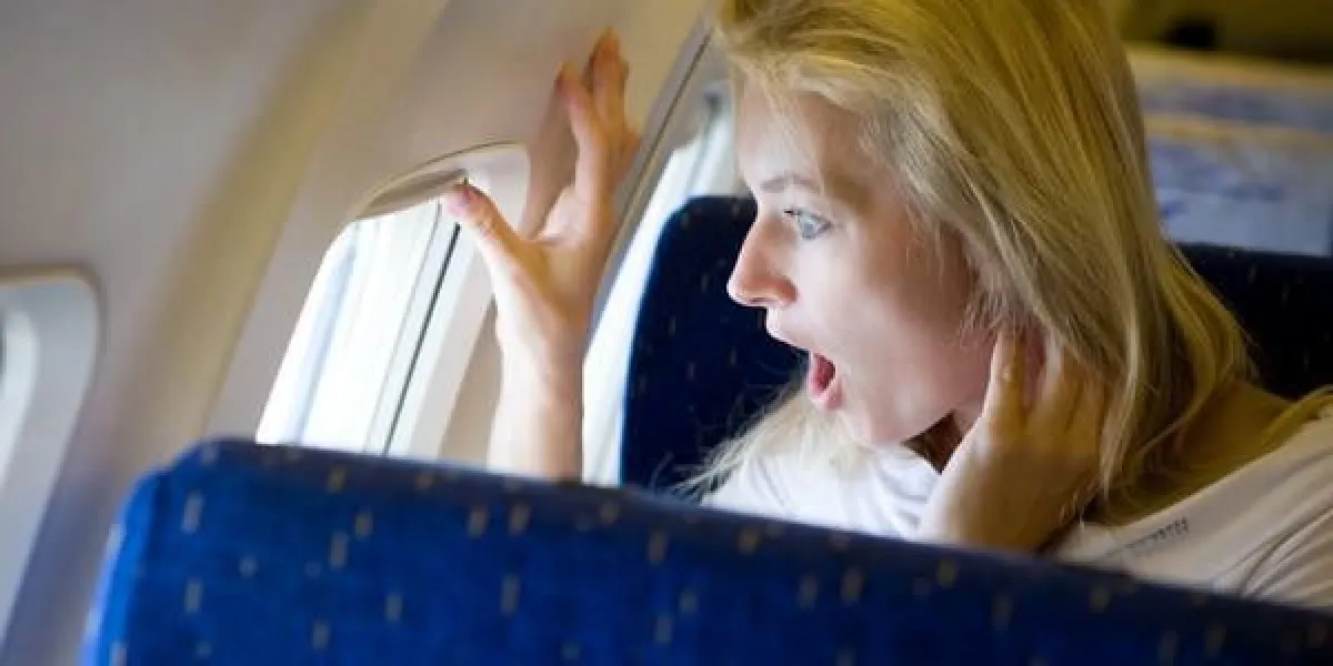 fille surprise dans l'avion