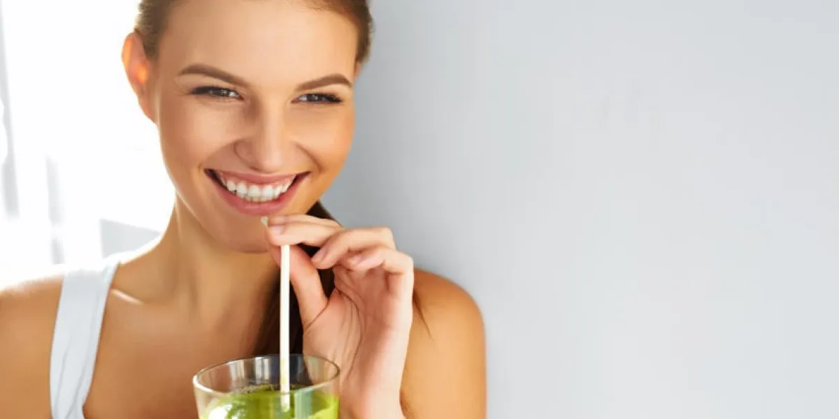 alimentation saine, manger, heureux, beau, sourire, femme, boire, vert, detox, légume, smoothie, régime, sain, mode de vie, végétarien, repas, boisson, jus, soins, santé, concept