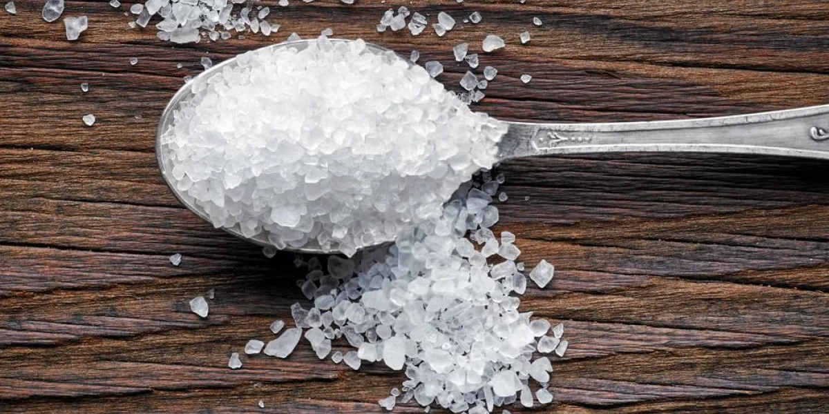 cuillère de sel de mer sur la table en bois, vue de dessus