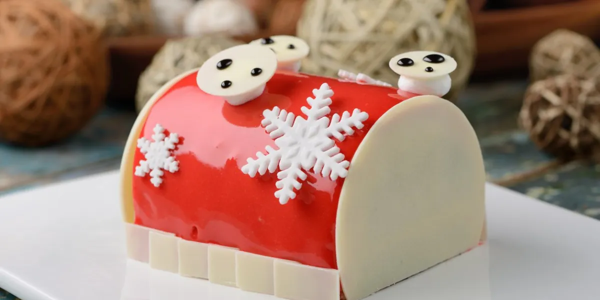 red shinning color christmas log cake