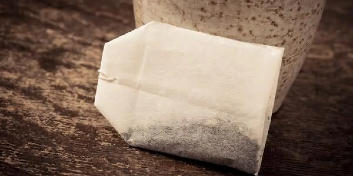 closeup, de, table bois, à, a, tasse thé, et, teabag nourriture, et, toile boisson, servir, image, conceptuel, pour, déjeuner, temps, prendre, thé, ou, pour, toute, industrie, nourriture