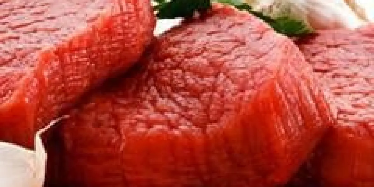 boeuf cru sur une planche à découper