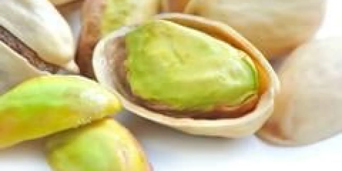 pistaches sur fond blanc