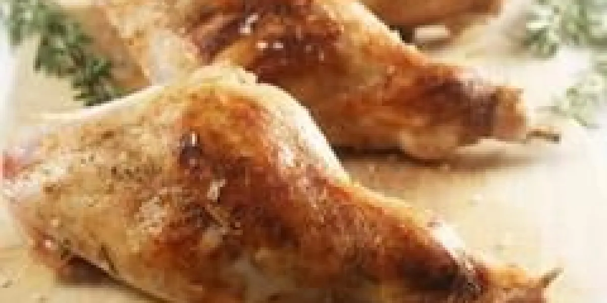 pattes de lapin rôties au romarin sur une planche à découper en bois