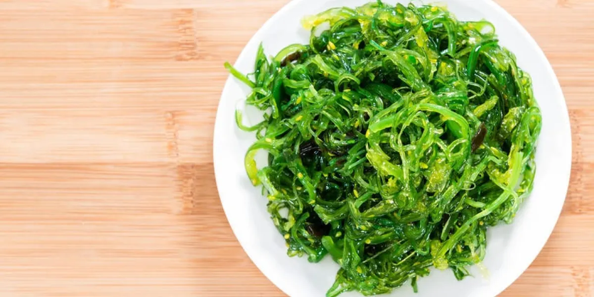 salade de varech (gros plan détaillé) sur fond en bois