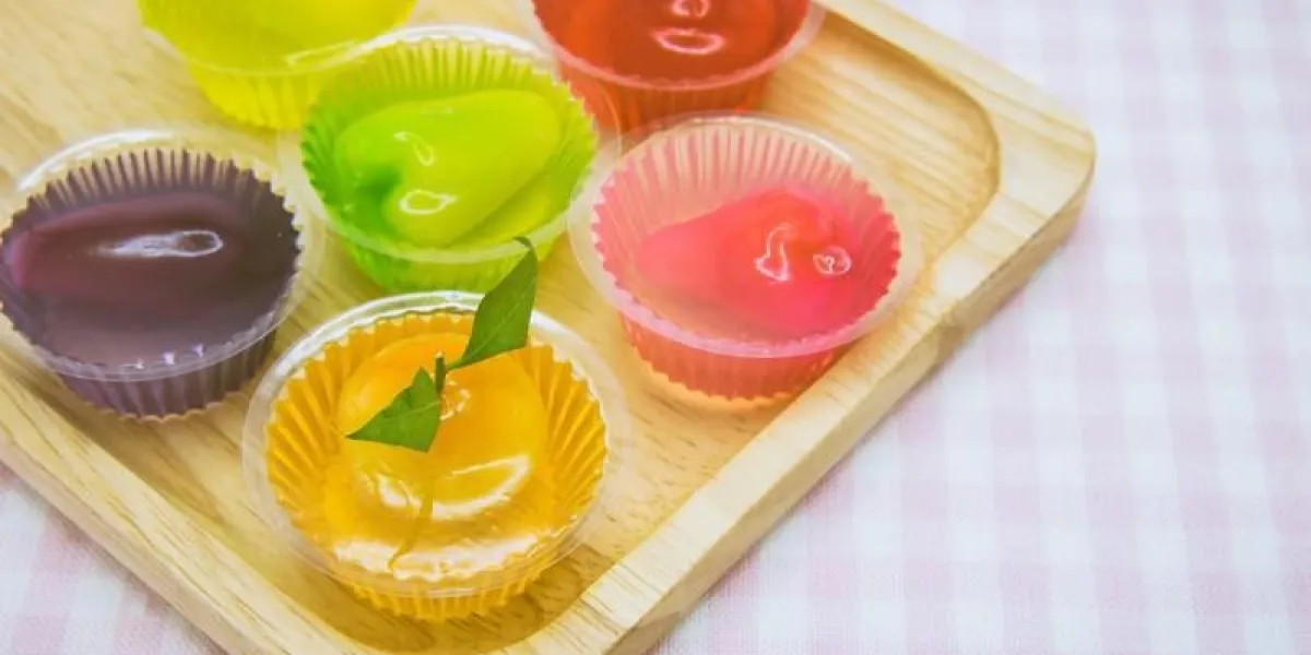 desserts en forme de fruits faits de farine de haricot mungo dans de la gélatine colorée