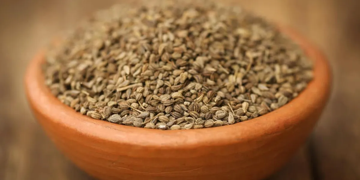 ajwain graines en poterie sur la surface en bois