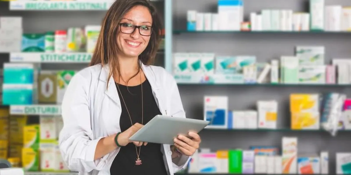 magnifique pharmacien avec tablette numérique dans une pharmacie