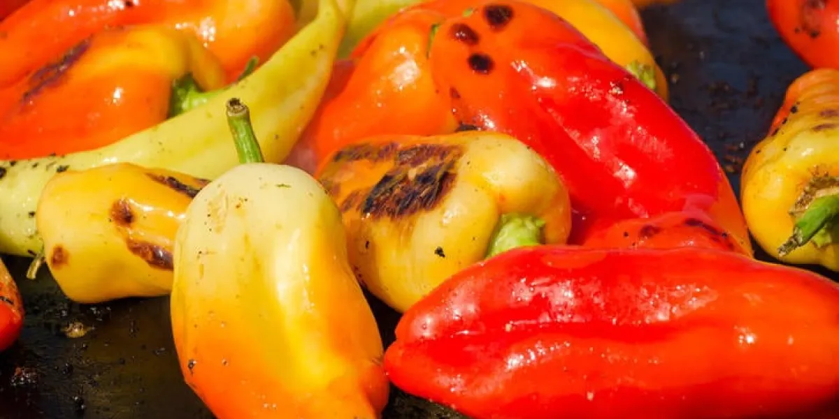 poivrons rouges, verts et jaunes sur un grill