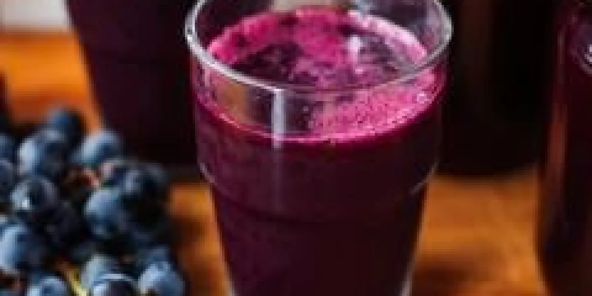 un verre de jus de raisin frais, conserves de jus de raisin