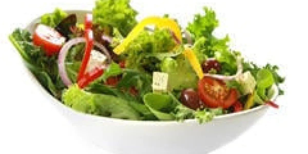 salade grecque dans un élégant bol blanc, isolé sur blanc charmant fromage de chèvre, olives kalamata, tomates cerises, oignon rouge, poivrons et laitue mélangée