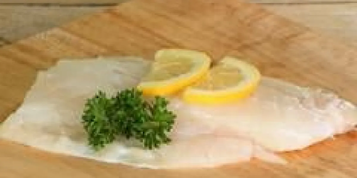 filet de morue non cuit sur une planche de bois