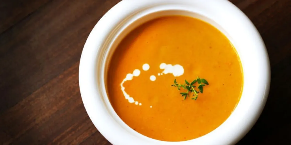 soupe crémeuse à la carotte et à l'igname avec crème et thym, apéritif sain