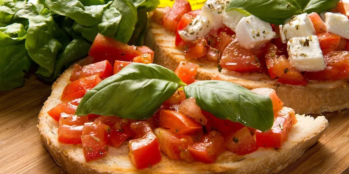 bruschetta italienne avec tomates fraîches, basilic, ail, huile d'olive et fromage