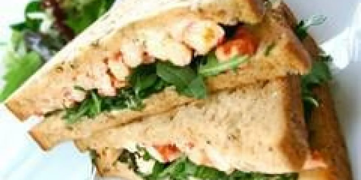délicieux sandwich aux crevettes et à l'écrevisses sur du pain malté et de la mayonnaise sur une fusée fraîche