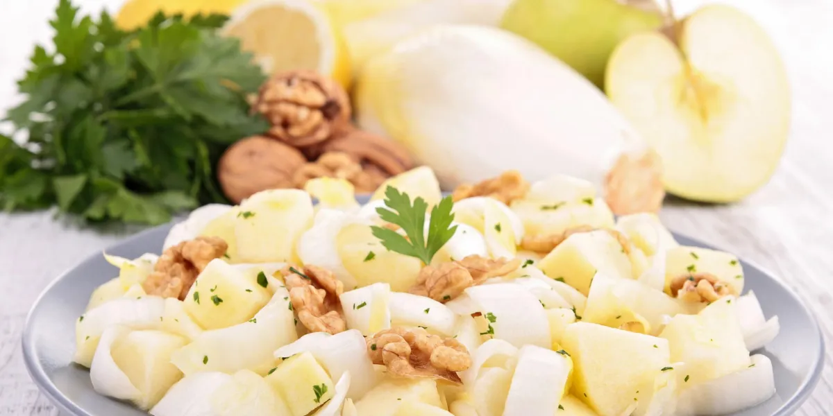 salade de chicorée aux pommes et aux noix