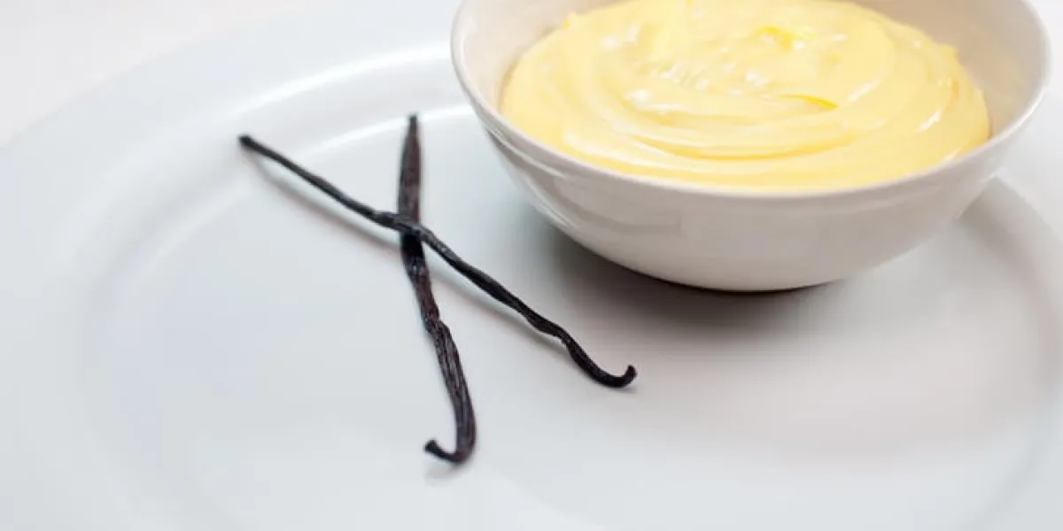 crème pâtissière avec des bâtonnets de graines de vanille