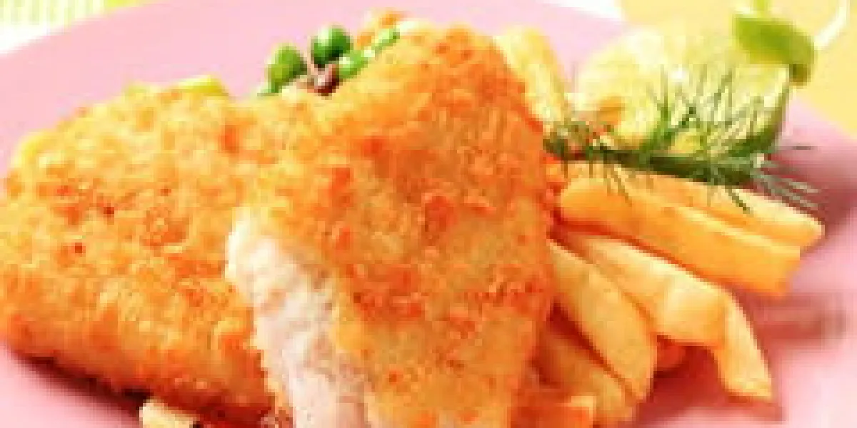 poisson frit servi avec des frites et des légumes mélangés