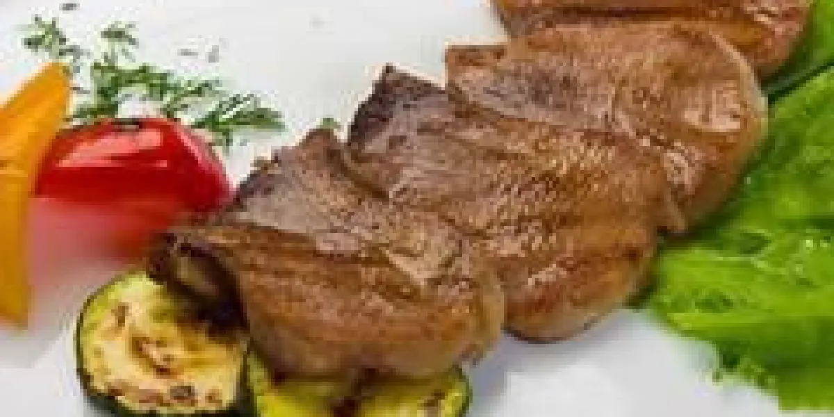 rôti langue bouillie avec des légumes sur une plaque