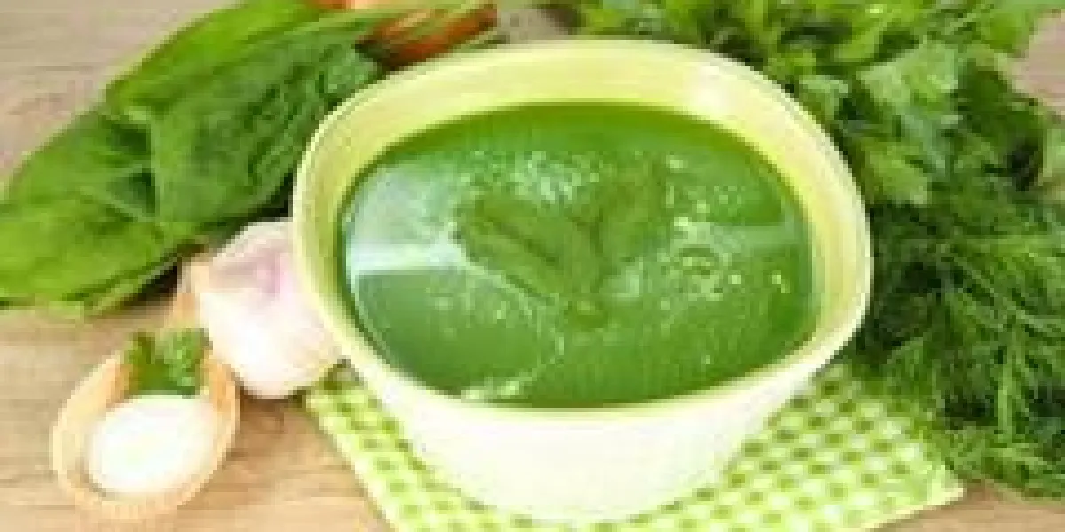 soupe aux épinards savoureux, sur une table en bois