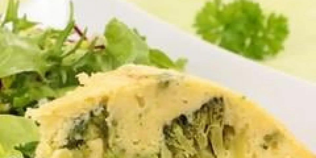 dîner de pommes de terre avec salade et sauce aux champignons