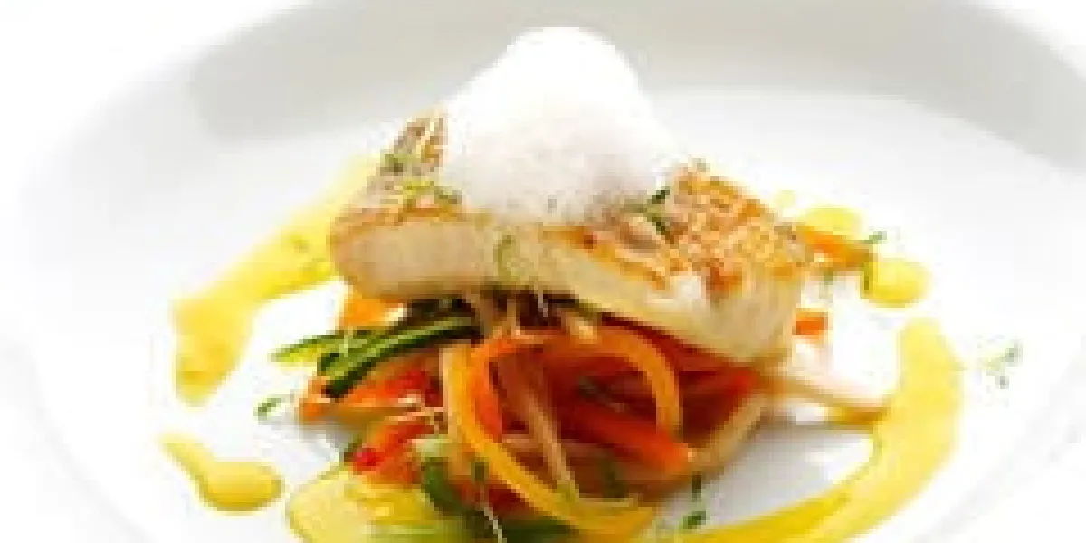 filet de poisson de perche à la crème de citron et différents légumes