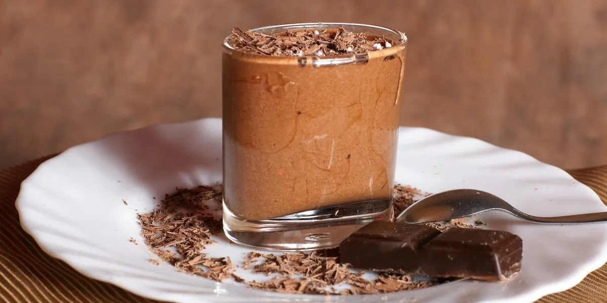 mousse au chocolat sur fond marron