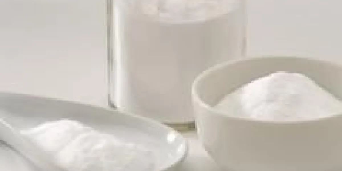 bicarbonate de sodium dans un bocal en verre pharmaceutique fond blanc