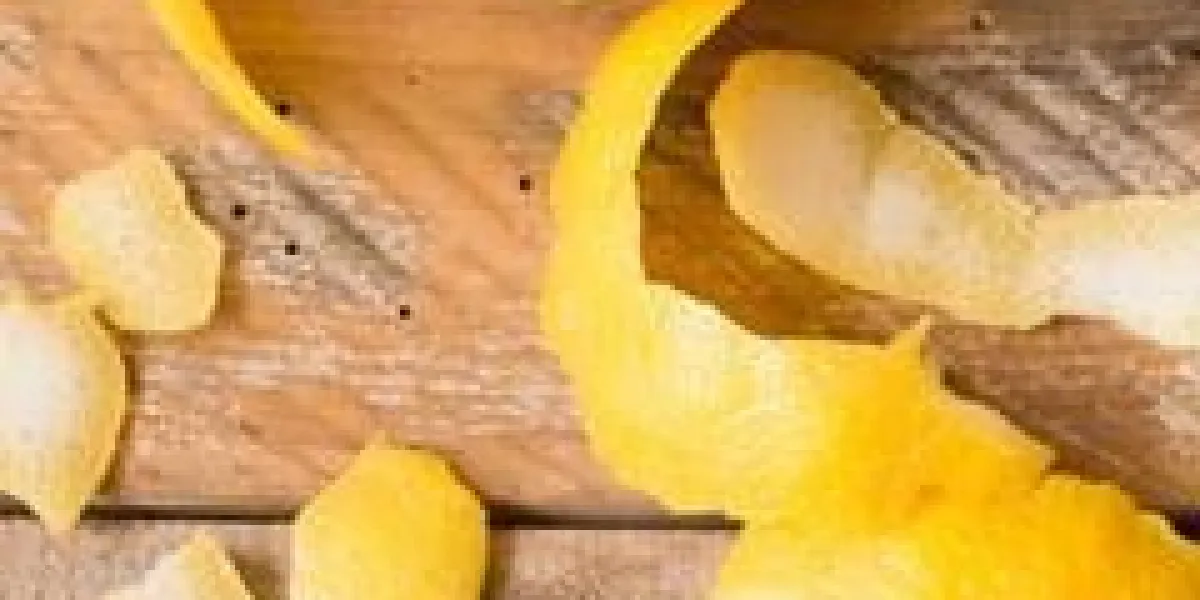 éplucher les citrons sur la table en bois