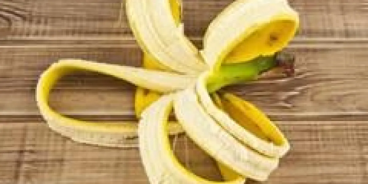 peau de banane sur une table en bois