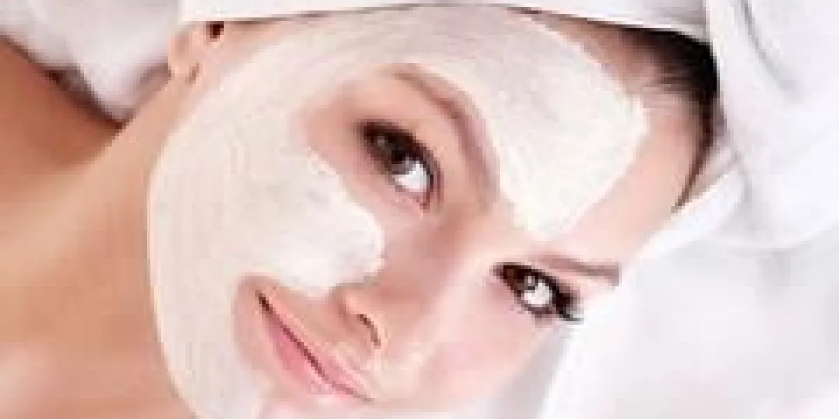 jeune femme avec masque facial argile