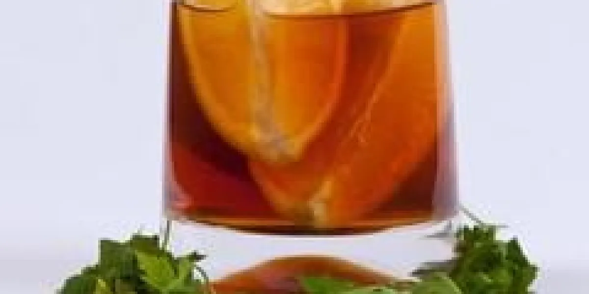 un grand verre de thé et deux tranches de citron