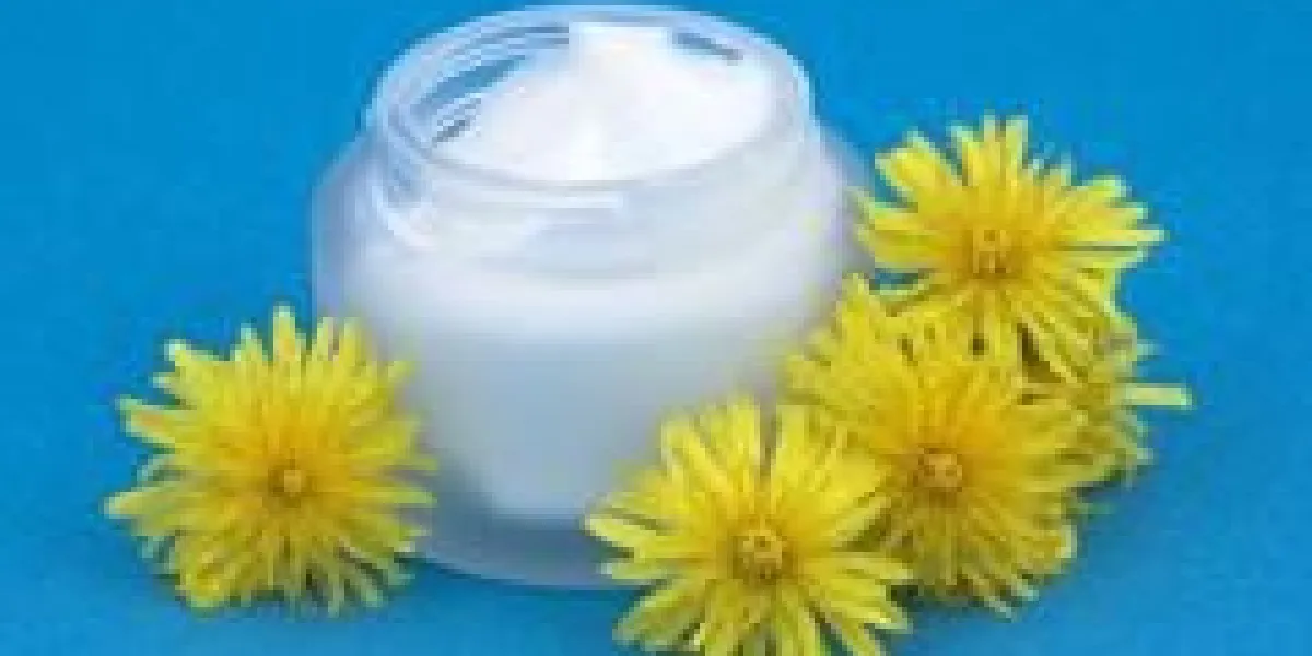 crème avec pissenlit sur un fond bleu