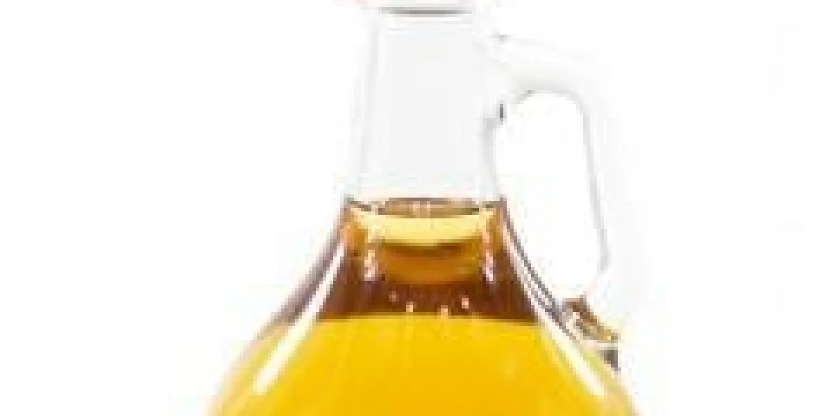 bouteille avec un liquide jaune dans un fond blanc