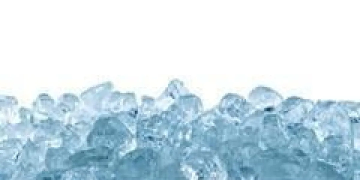 glace pilée sur fond blanc