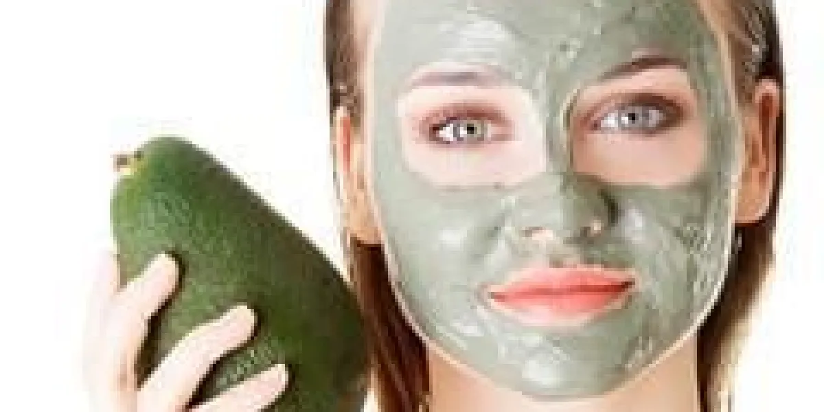 belle femme avec masque facial argile verte avocat, isolé sur blanc