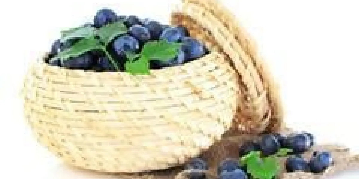 myrtilles dans un panier en bois sur un sac isolé sur blanc