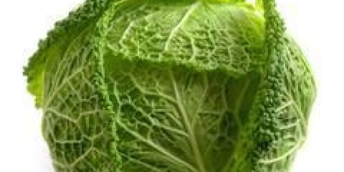 tête de chou de savoie isolé sur fond blanc